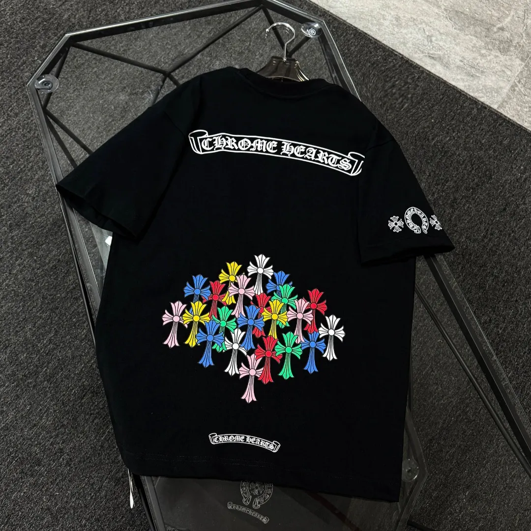 P180 Chrome Hearts Chrome Hearts 25 high version. The fabric is made of 300 grams of high-density cotton. It does not deform or shrink. It has three labels. It is the same style for men and women. Technology: Digital printing. Color: White. Black. SIZE: S-XL.